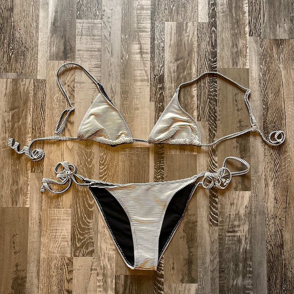 Black & White Sexy Bikini Set - Texture Stripped Adjustable Women’s Sexy Bikini